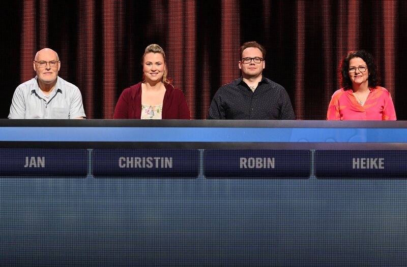 Die Kandidat:innen (v.l.n.r.): Jan Naumann, Christin Follert, Robin Katthöfer und Heike Henrich. – Bild: ARD/​Uwe Ernst