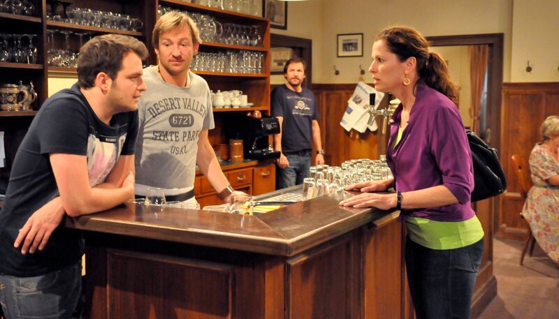 Flori, Gregor und Annalena überlegen, wie sie dem Stalker das Handwerk legen können. Von links: Florian Brunner (Tommy Schwimmer), Gregor Brunner (Holger M. Wilhelm), Hannes (Winfried Frey) und Annalena Brunner (Heidrun Gärtner). – Bild: BR/​Jo Bischoff