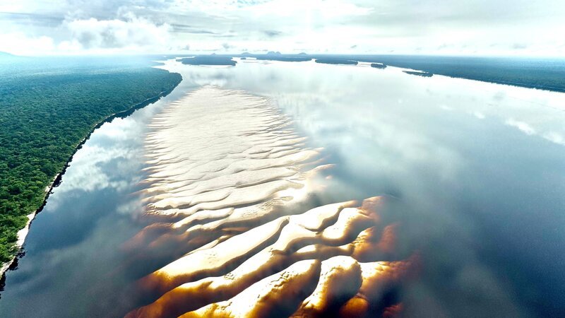 Sandbänke im Alto Rio Negro: Visuell atemberaubend, aber tatsächlich ein deutlich sichtbares Zeichen von zunehmender Trockenheit und Dürre im Norden Brasiliens. – Bild: ZDF und arte, Sylvestre Campe