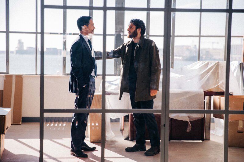 Stefano (Fausto Maria Sciarappa, l.) und Luca (Lino Guanciale, r.) treffen sich in der Werft. – Bild: Fremantle Distribution