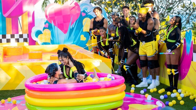 LOVE ISLAND USA -- Episode 728 -- Pictured: (l-r) Nicolas „Nic“ Vansteenberghe, Cierra Ortega, Elan Bibas, Amaya Espinal, Ace Green, Jose „Pepe“ Garcia-Gonzalez, Michelle „Chelley“ Bissainthe, Iris Kendall, Taylor Williams, Clarke Carraway – Bild: Peacock TV LLC /​ Peacock