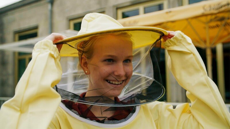 Die zweite Praktikumswoche beginnt für die Kids mit einem Besuch bei den Bienen der Oper Leipzig. Wer traut sich, Honig für die Lippenbären im Zoo zu holen? – Bild: MDR/​Cine Impuls Leipzig GmbH