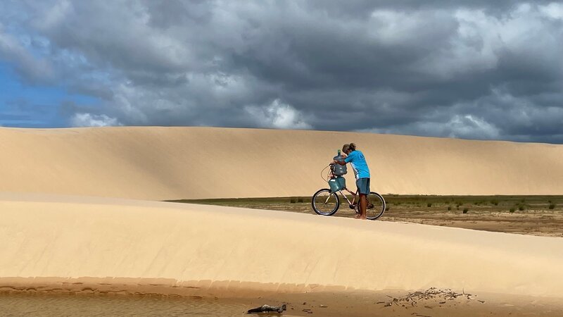 Der studierte Fischereiwirt Ze Lima lebt in einer Palmhütte im Wüstensand des Parnaiba Deltas im Nordosten Brasiliens. – Bild: ZDF und arte, Sylvestre Campe