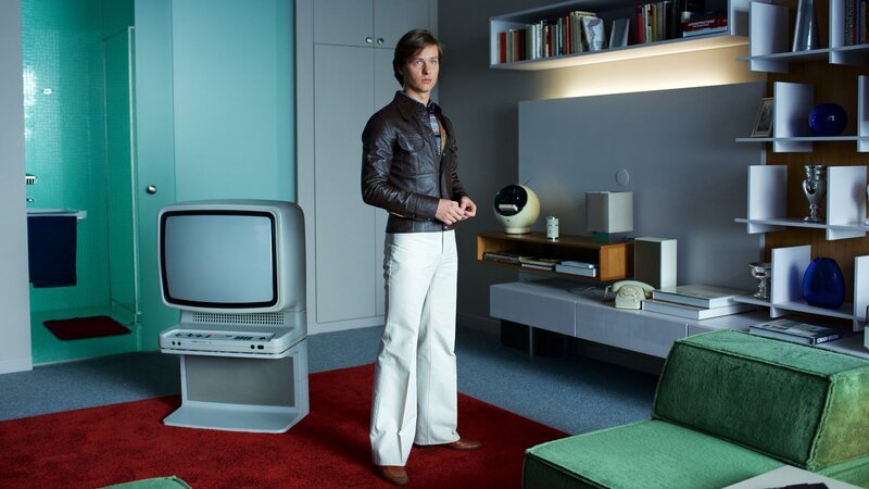 Der erste Schritt für Lars Weber (Tom Schilling) ist getan: Er hat seine „West-Wohnung“ bezogen. Wird er seinen Auftrag erfolgreich abschließen können? – Bild: ZDF
