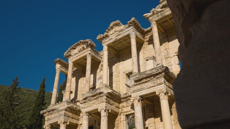 Die Celsus-Bibliothek in der antiken Stadt Ephesos. (National Geographic) – Bild: National Geographic
