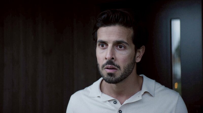 Cedrik (Poyan Karimi) bekommt Besuch vom Chefermittler. – Bild: ARD Degeto Film/​Viaplay/​Cinenord