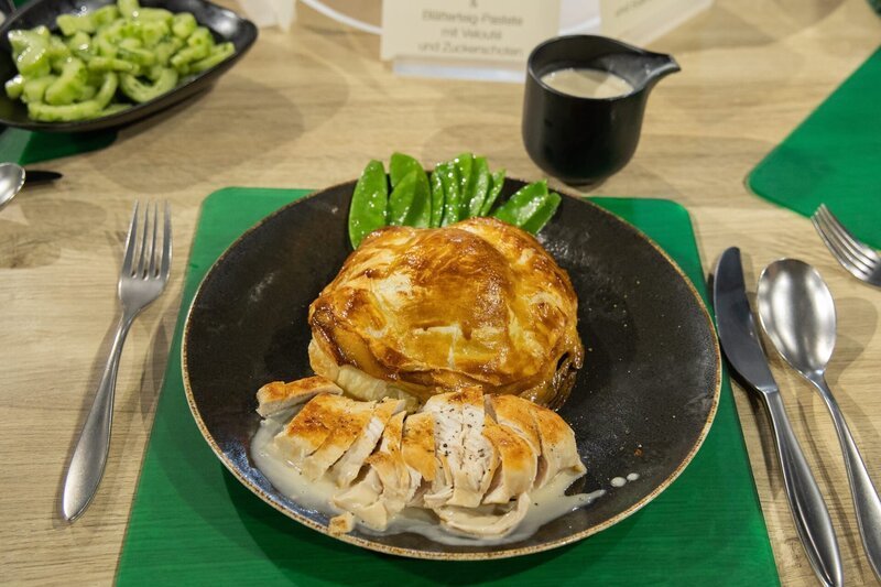 Tagesmotto „Leibgericht“: Zweierlei vom Huhn: Gebratene Hühnerbrust und Blätterteig-Pastete mit Velouté und Zuckerschoten von Markus Spusta – Bild: ZDF