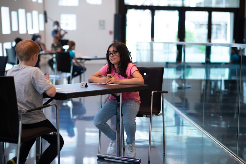 „PUR+“-Freundschaftstest: Acht Kinder, die sich vorher noch nie gesehen haben, checken, mit wem sie sich gerne anfreunden würden. Gibt es Freundschaft auf den ersten Blick? – Bild: ZDF/​JTK Picturegraphie
