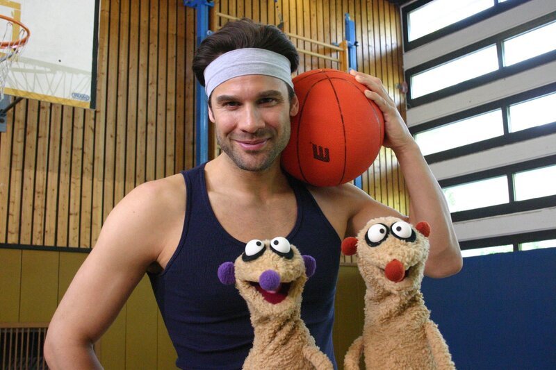 Die Erdmännchen Jan und Henry wollen ein Nashorn vor einer schweren Kopfverletzung retten und landen in einer Sporthalle. – Bild: rbb/​bigSmile Ent./​NDR/​MDR