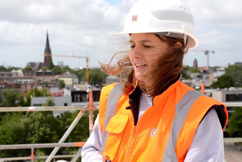 Projektleiterin Janna Widmaier bei 7 Windstärken am höchsten Punkt der Baustelle -25 Meter. – Bild: NDR/​ADAMfilm