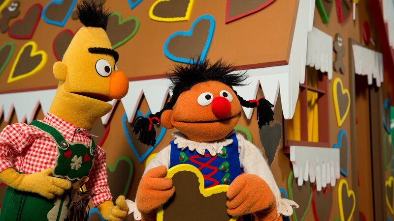 Ernie (re.) und Bert (li.) als Hänsel und Gretel – Bild: NDR