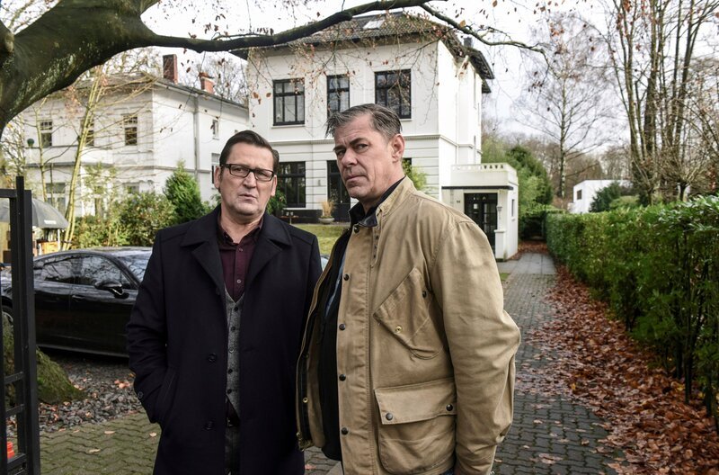 Finn (Sven Martinek, r.) und Lars (Ingo Naujoks, l.) beraten sich. – Bild: WDR/​ARD/​Marion von der Mehden
