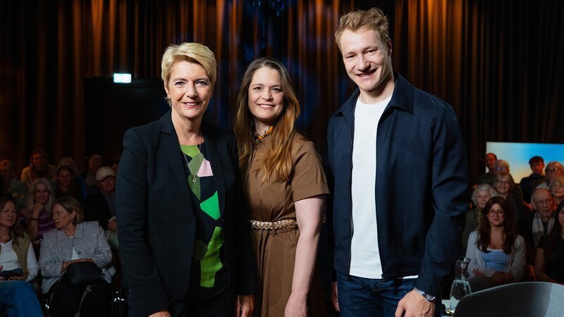v.li.: Karin Keller-Sutter, Michèle Schönbächler und Marco Odermatt – Bild: SRF/​Lars Epting /​ VIDEOTEAM