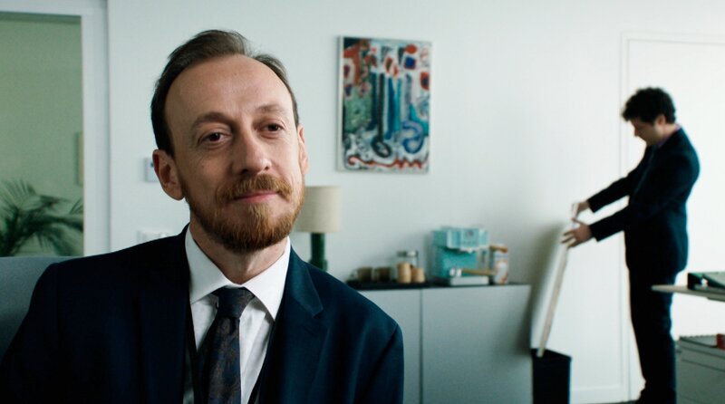 Guido (Niccolo Senni) versucht gemeinsam mit seinem Assistenten die beiden Damen der rechts-konservativen Partei zu coachen. – Bild: WDR/​Cinétévé/​Studio Hamburg Serienwerft