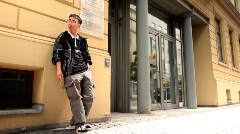 Hoang Anh Nguyen im Arbeitsgericht Gera. Er klagt gegen seinen ehemaligen Arbeitgeber auf acht Monate ausstehenden Lohn. – Bild: NDR/​ARD/​autorenwerk