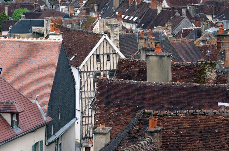 Robert Desnos flüchtete aus der drückenden Hitze von Paris ins Burgund. Hier schöpfte er Inspiration für seinen Erzählband „Voyage en Bourgogne“. – Bild: ARTE F /​ Elephant Doc