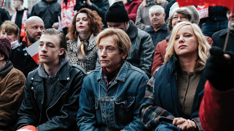 Jasiek (Franciszek Englert, links), Aniela Wesoly (Małgorzata Hajewska , Mitte) und Iza (Joanna Kulig, rechts) nehmen gemeinsam an der Maidemonstration teil. – Bild: Lukasz Bak /​ Salzgeber & Co. Medien GmbH