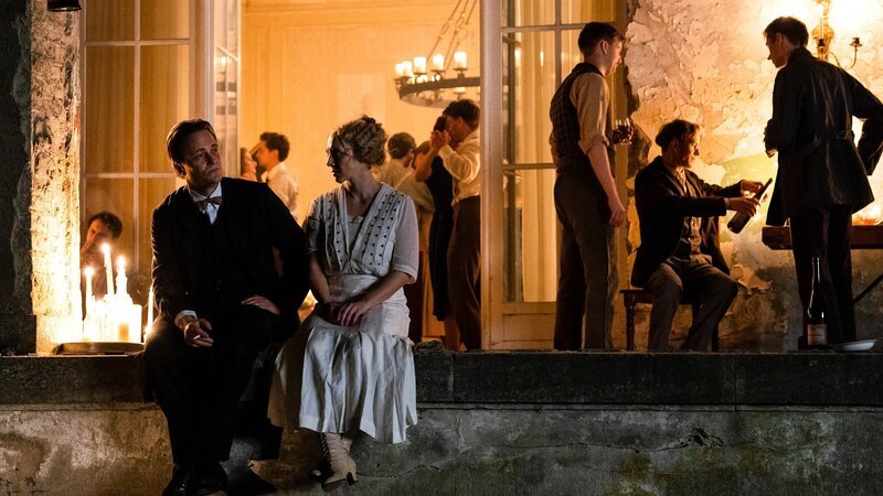 Dörte Helm (Anna Maria Mühe) und Walter Gropius (August Diehl) lernen sich bei einem Fest in Ittens Atelier besser kennen. – Bild: ZDF