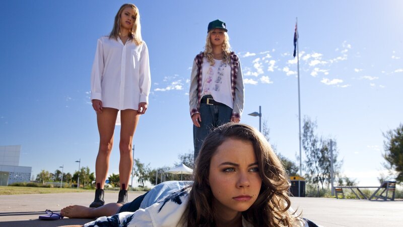 Laufen auf zwei Beinen will gelernt sein. Von links: Lyla (Lucy Fry), Nixie am Boden (Ivy Latimer) und Sirena (Amy Ruffle). – Bild: ZDF