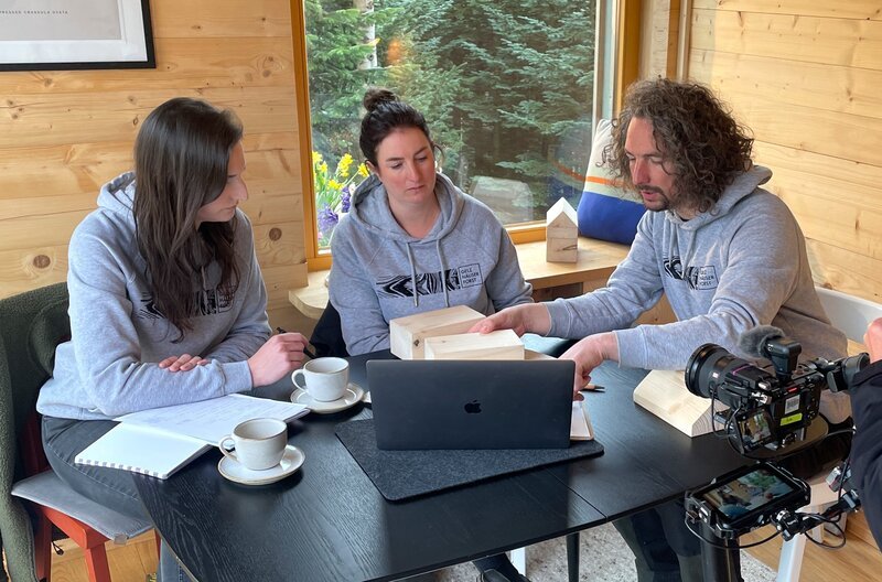 Die Geschwister Gelzhäuser planen mit ihrer Architektin Luisa Pfeifer (l.) ein neues Modulhaus. – Bild: SWR/​Kimon Schanze