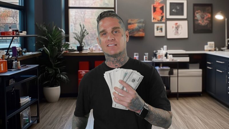 John Boseak holding cash – Bild: Warner Bros. Discovery