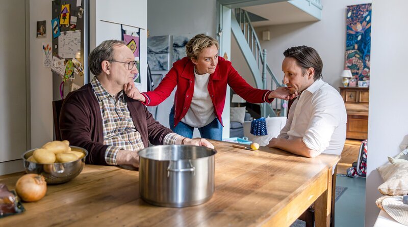 Sonja (Franziska Machens) zwingt ihren Vater Clemens (Rainer Bock) und ihren Bruder Stoffel (Hendrik Heutmann), sich endlich zu vertragen. – Bild: WDR/​MadeFor Film/​Maor Waisburd