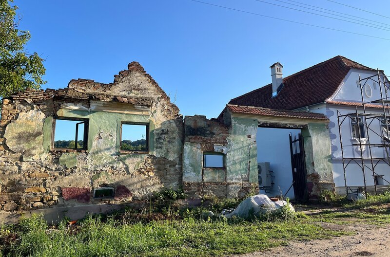 Neben der Ruine eines verfallenen Bauernhauses in Gherdeal steht ein frisch restauriertes Gebäude. Das Dorf in Siebenbürgen wird langsam wiederbelebt. – Bild: NDR /​ Alina Teodorescu