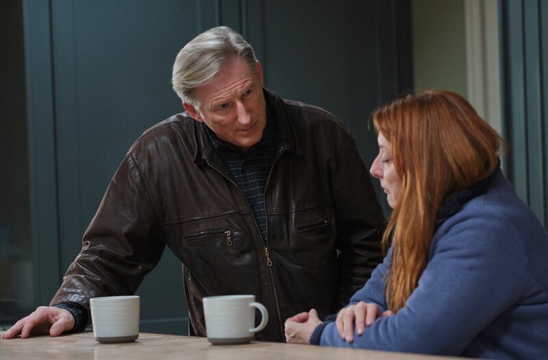 Alex Ridley (Adrian Dunbar, li.), Jean Dixon (Elizabeth Berrington, re.) – Bild: WDR/​West Road Pictures/​All3Media