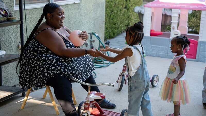 Nesha Harris playing with two children at daycare. – Bild: TLC (DEUT)