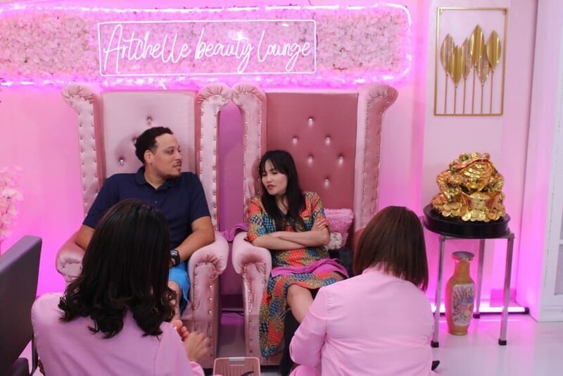 Annalyn and Jovon Fox get pedicures together. – Bild: Warner Bros. Discovery, Inc. or its subsidiaries and affiliates