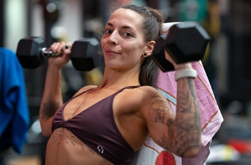 Für die perfekte Form trainiert Bodybuilderin Yvonne Herde bis zum Muskelversagen. – Bild: ZDF /​ Spiegel TV/​Anja Wieland