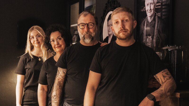 Dreamteam: Seit 1898 zelebrieren die Stadtländers die Kunst des Brotbackens in Walsrode. Im Bild (v.l.n.r.): Jette Stadtländer, Tanja Stadtländer, Andreas Stadtländer, Yanneck Stadtländer – Bild: SRF/​NDR/​Ralf Heinze