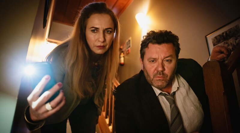 Pathologin Dr. Gina Kadinsky (Cristina Ionda) und Mike Shepherd (Neill Rea, re.) begutachten den brutal ermordeten Bestsellerautor Jack Rudd. – Bild: All3media international