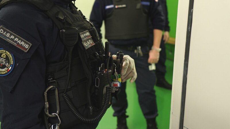 Mittlerweile unterstützen Spezialteams das Gefängnispersonal bei Durchsuchungen, Verlegungen oder Gewaltausbrüchen. – Bild: ZDF