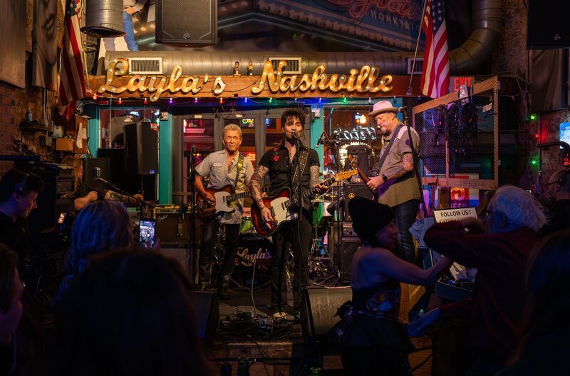 Peter Maffay (l.) und Peter Graham (M.) performen ihre „Song Trip“-Version von „Sonne in der Nacht“ im „Layla’s Honky Tonk“ in Nashville. – Bild: Stefan Cordes /​ ZDF
