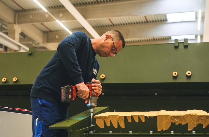 Daniel M. schraubt Bauteile des Schützenpanzer Puma zusammen. – Bild: Johannes Koch/NDR Daniel M. schraubt Bauteile des Schützenpanzer Puma zusammen. – Bild: Johannes Koch/NDR