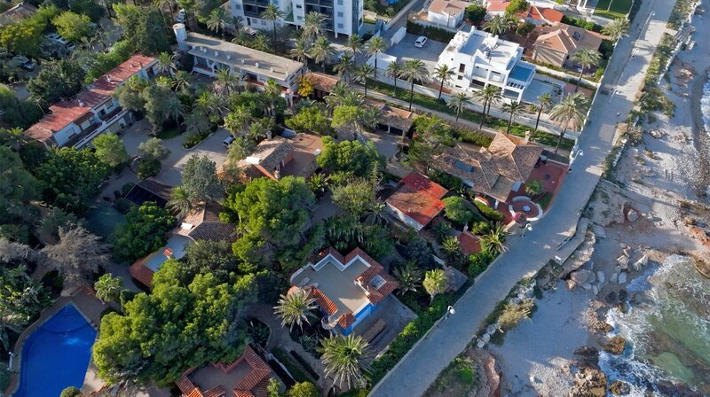 Luftaufnahme von Dénia an der Costa Blanca. – Bild: HR/​Miramar Film/​Paul Pflüger