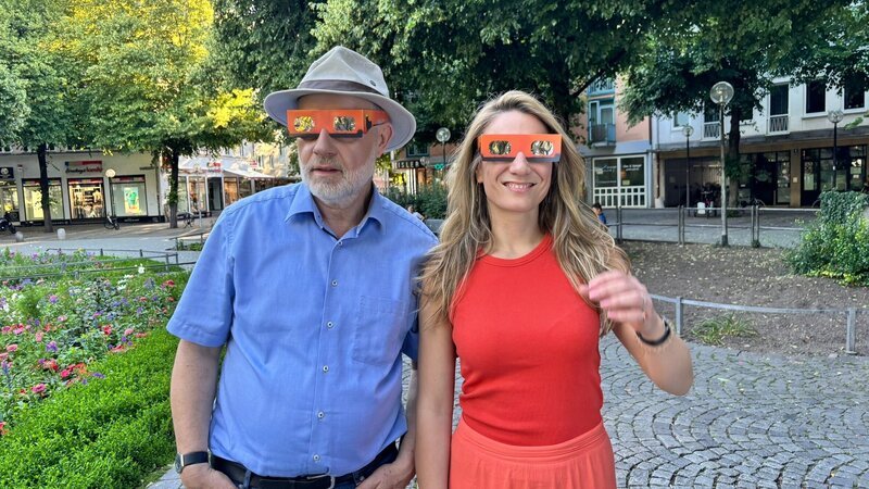 Harald Lesch und Jasmina Neudecker sind bereit für das „Once-in-a-Lifetime“-Erlebnis – die totale Sonnenfinsternis auf Mallorca. Das Besondere an dieser Sonnenfinsternis: Der Mond verdeckt exakt die Sonne, kurz bevor sie im Meer versinkt. – Bild: ZDF und Frank Siegwart