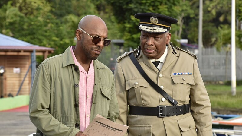 Eigentlich will Detective Mervin Wilson (Don Gilet, l.) die Insel verlassen, doch ein weiterer spannender Fall hält ihn zurück und er hilft bei den Ermittlungen. Commissioner Selwyn Patterson (Don Warrington, r.) ist an seiner Seite. – Bild: ZDF