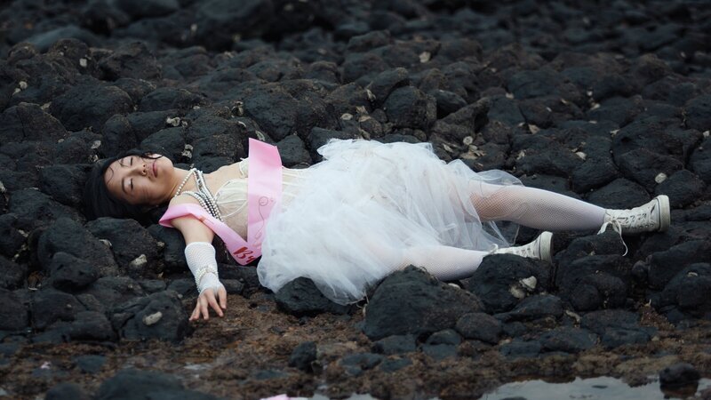 Großalarm im beschaulichen Waitote: Am Strand werden fünf leblose Frauenkörper entdeckt! Eine von ihnen ist Sarah (Ally Xue). – Bild: ZDF