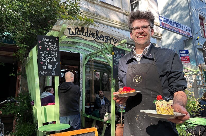 Konditor und Cafébetreiber Timm Berger ist das „Wohnzimmer“ der KTV. – Bild: NDR/​Cornelia Helms