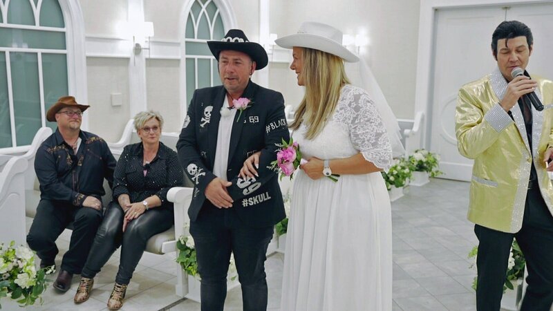 Nicole und Sascha Fingerhuth erneuern nach über 27 Jahren Ehe ihr Ehegelübde in Las Vegas mit Brautkleid und einem Elvis-Double. – Bild: RTLZWEI