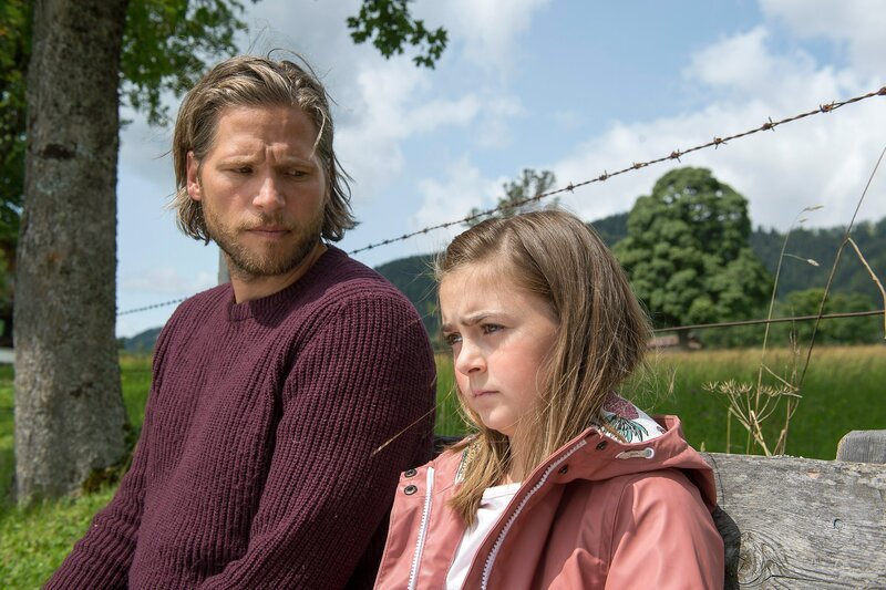 Markus (Sebastian Ströbel) und Mia (Mia-Sophie Ballauf) müssen ab jetzt zusammenhalten. – Bild: ORF/​ZDF/​Thomas R. Schumann