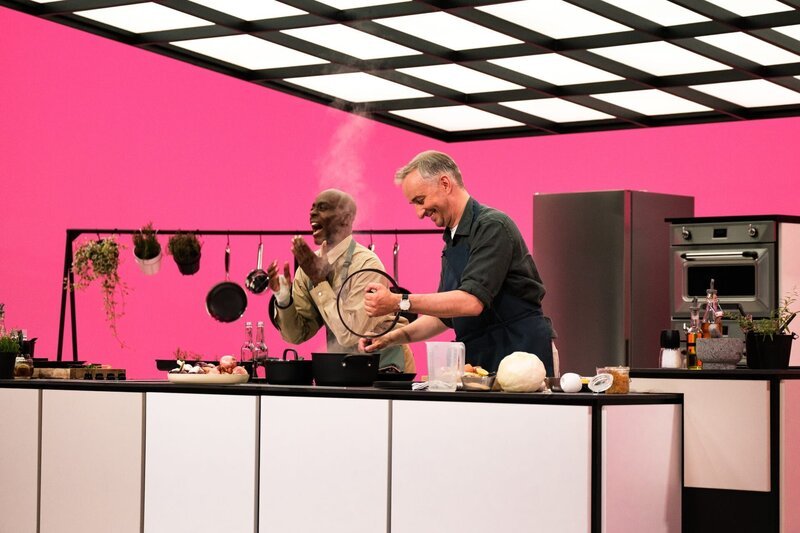 Jan Böhmermann (r.) mit Bruce Darnell (l.) in der Sendung „Böhmi brutzelt“ – Bild: ZDF