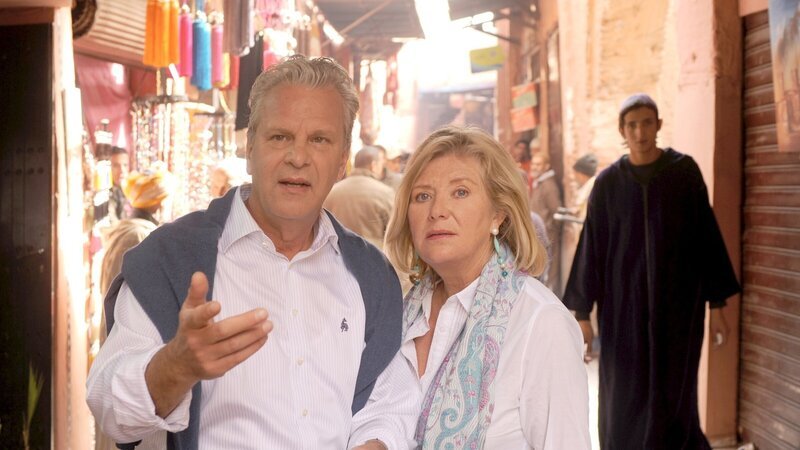 Rudi (Peter Sattmann, l.) und Tina (Jutta Speidel, r.) sind nach Marrakesch gereist, um die Hochzeit ihrer Tochter zu feiern. – Bild: ZDF