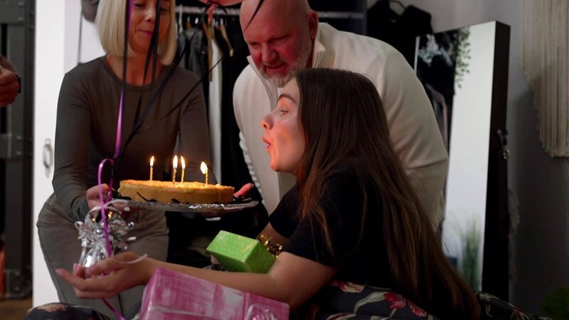 Joanna freut sich auf ihren 16. Geburtstag, doch Karim ist wie verschwunden und meldet sich nicht. Als sie von Indira erfährt, dass sie ihm ins Gewissen geredet hat, endlich über seine Gefühle zu entscheiden, will Joanna ihn schon abhaken. – Bild: RTLZWEI