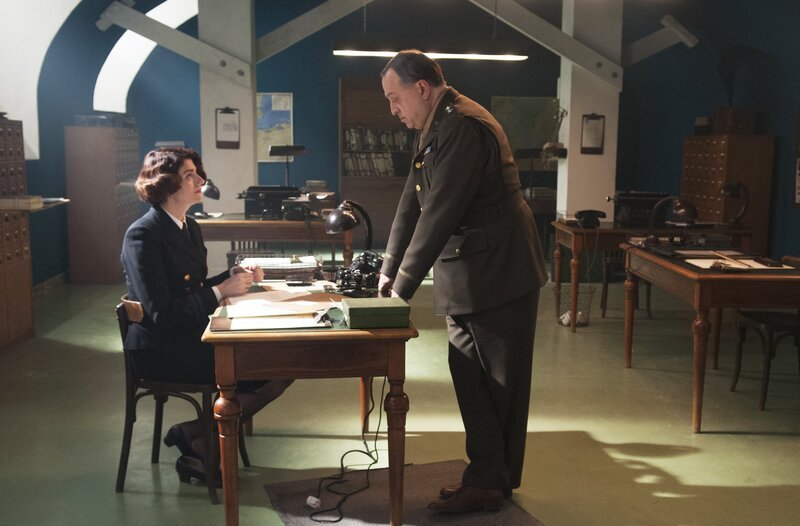 Second Officer Monday (Anna Chancellor, l.), Colonel Donovan (Stanley Townsend, r.) – Bild: WDR/​Sky Atlantic/​Justin Downing/​ECOSSE/​Liam Daniel for Sky Atlantic