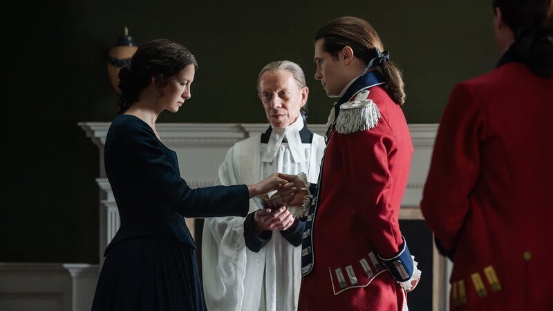 Traurig in den Bund der Ehe: Caitriona Balfe als Claire Fraser, Jamie Newall als Reverend Corey, David Berry als Lord John Grey und Charles Vandervaart (Rückansicht) als William Ransom – Bild: SRF/​Sony Pictures Television Inc.
