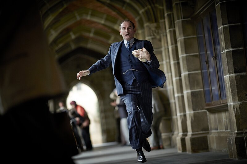 Professor Dermot Bradbury (Lewis Fitz-Gerald) – Bild: ORF/​All3Media/​Every Cloud Productions/​BEN KING PHOTOGRAPHER