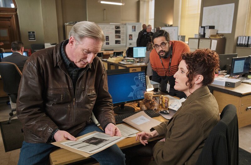 v.l.n.r.: Alex Ridley (Adrian Dunbar), Darren Lakhan (George Bukhari) und Carol Farman (Bronagh Waugh). – Bild: WDR/​West Road Pictures/​All3Media